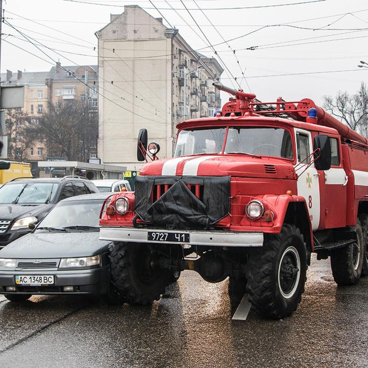 В Киеве пожарная машина провалилась под асфальт - ЗНАЙ ЮА