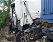 В Одесі вантажівка в’їхала у приватний будинок (фото)