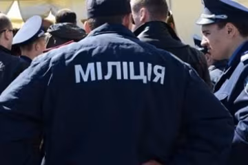 Старі міліцейські автівки викинули на смітник у Харкові
