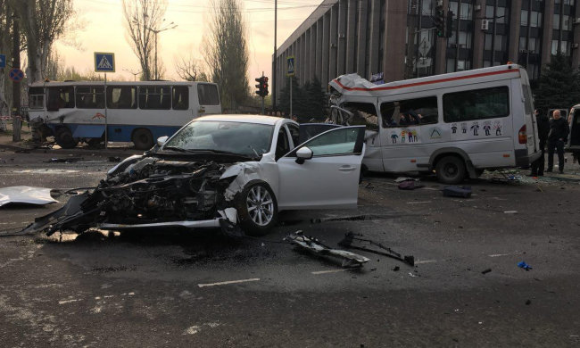 У Києві переповнений автобус зніс іномарку: фото з місця аварії