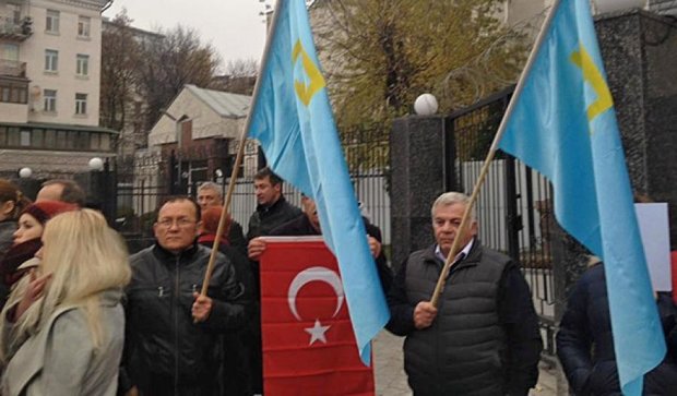 Під посольством РФ у Києві протестують проти репресій кримських татар (фото)