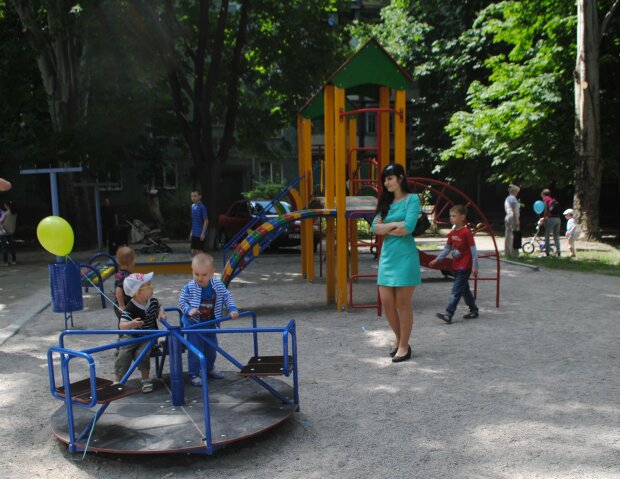 В Запорожье наркоманы оккупировали детский сад, родители боятся за малышей: кадры беспредела