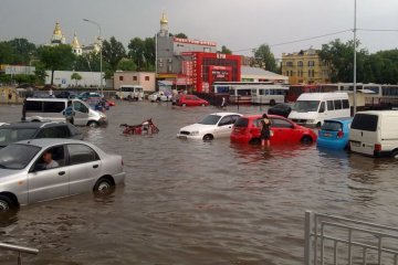 Харьковчане устроили "курорт" посреди города: горячие головы в джакузи, видео