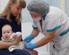 Перебої з вакцинацією опустили Україну на чергове дно