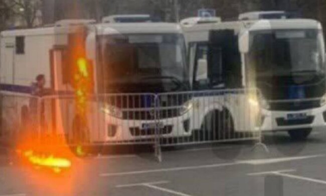 В москві сміливець спробував, чи правда автозаки так гарно горять і жбурнув "Бандера-смузі" - палало яскраво
