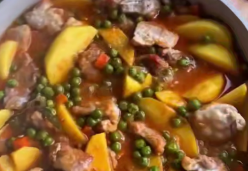 Тушеная свинина с картофелем и горошком, кадр с видео