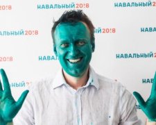На Навального напал человек в кепке с загадочным стаканом: видео