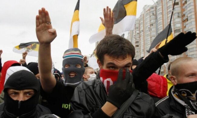 Росія звозить неонацистську символіку на Донбас для провокацій
