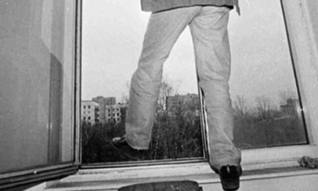 Тернопільський стоматолог стрибнув з вікна через кредити