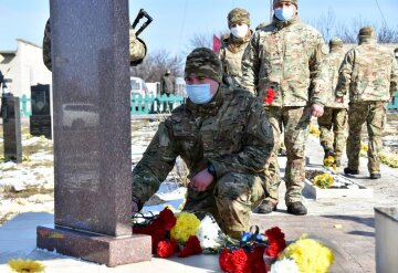 на горе Карачун почтили память украинских добровольцев, фото: штаб ООС