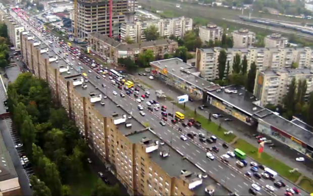 У Києві швидка заїхала в "мертву тягучку": реакція водіїв вразила