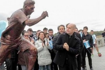 Знаменитий футболіст забронзовів
