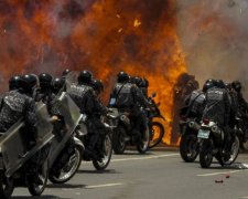 У Венесуелі перехожі аплодували, коли копи злетіли в повітря: відео