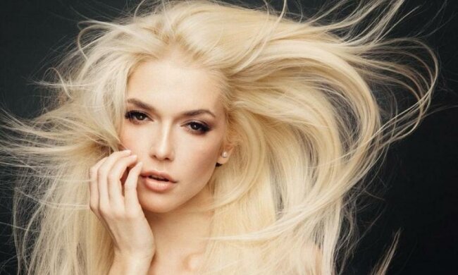 Ботфорти, боді й темні окуляри: українська співачка приміряла зухвалий образ