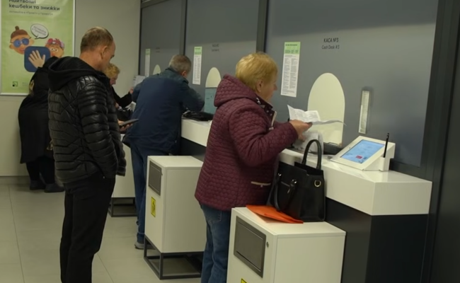 Українці в банку. Фото: скрін youtube