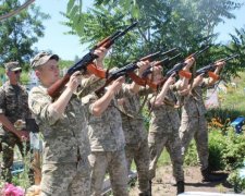 В Україні на колінах прощались з юною войовницею АТО