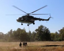 Десантирование с вертолета на воду: в сети показали впечатляющие учения