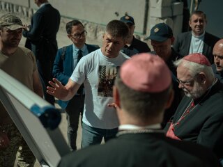 Делегація Ватикану та ООН біля зруйнованого будинку в Дарниці