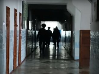 в'язниця, скріншот з відео