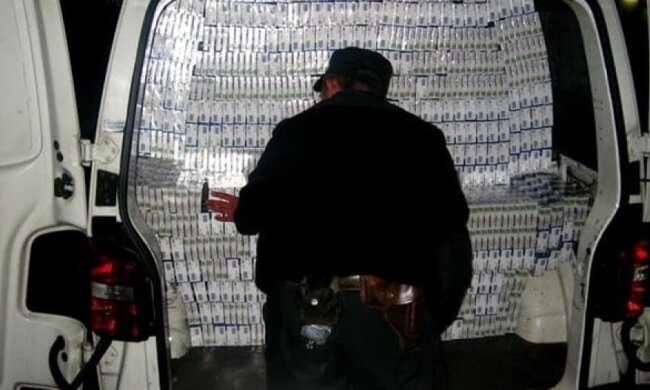 Чоловік працівниці посольства України займався контрабандою