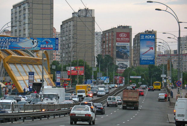 В Киеве перекресток ушел под землю, коммунальщики сообщили об аварийной ситуации