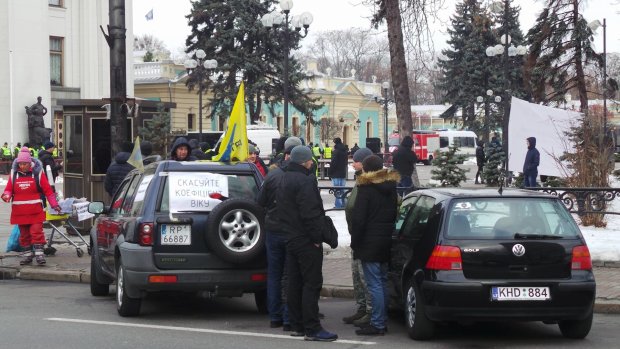 Новый закон о евробляхах заставил украинцев бросать машины прямо на границе. Домой – на своих двоих, шокирующие фотофакты