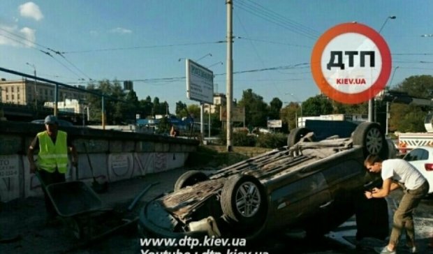 Автомобиль сорвался с эстакады в Киеве (фото)