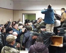 Блокування Святошинського суду: чим пригрозили активістам