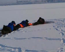 Російські діти стали заручниками гігантської калюжі: відео