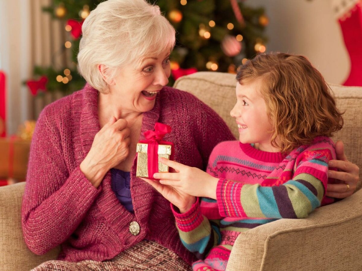 Подарок на Новый год для дедушки и бабушки: чем порадовать близких - ЗНАЙ ЮА