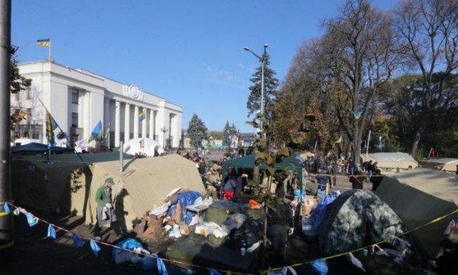 Кровь, боль и крики ужаса: под Радой зачистили палаточный городок в лучших традициях Януковича