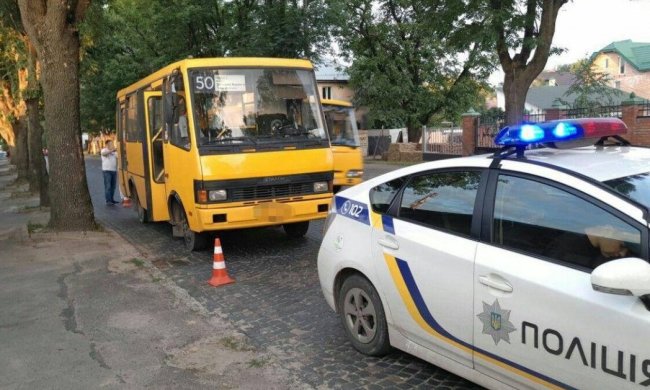 На Прикарпатье шумахер "без тормозов" снес ребенка на зебре, ни один мускул не дрогнул: видео трагедии 18+