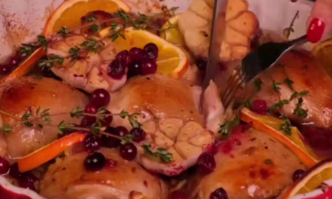 Курочка в апельсинах і журавлині, кадр з відео