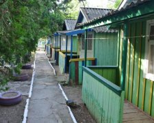 Курники, бруд і тіснота: що пропонують українському туристу на Батьківщині