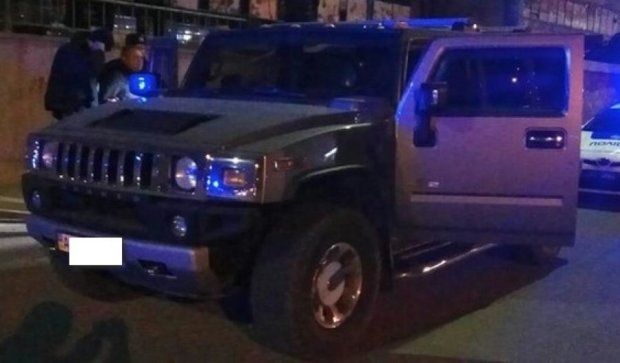 В Днепре копы задержали пьяного майора полиции на Hummer