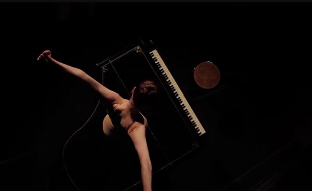 Балерина Амели Сегарра, кадр из видео