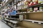 Українці витрачають гроші на їжу, алкоголь та цигарки: на більше не вистачає