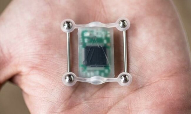 Натільний чіп перетворить людину на ходячий компас