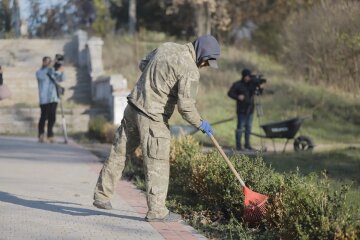 В Днепре горе-папашам вручили по метле: как это работает