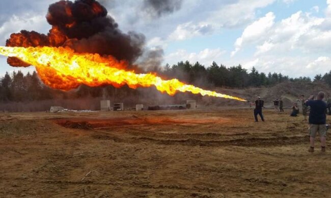 Вогнемет Маска в кожну сім'ю: блогер зібрав репліку з підручних засобів