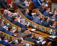 Депутаты приняли решение о роспуске Верховной Рады