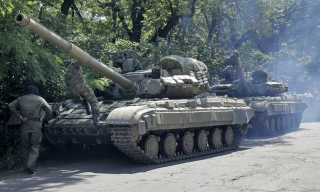 Бойовики стягують танки до Донецька