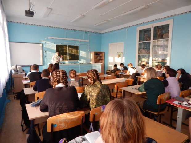 Українська вчителька залякує школярів новим "бабаєм": "Після г*міка - помреш"