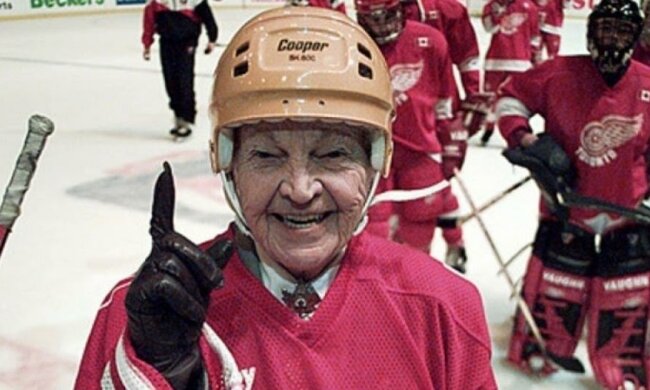 На дитячому хокейному матчі побили літню жінку