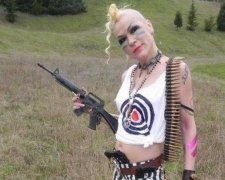Онука Сталіна з американським автоматом вразила мережу