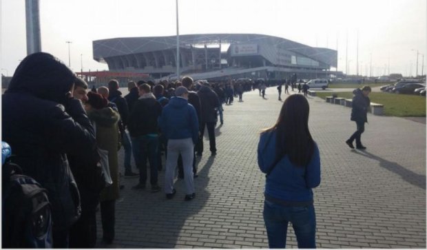  Во Львове огромная очередь за билетами на матч Украина - Словения (фото)