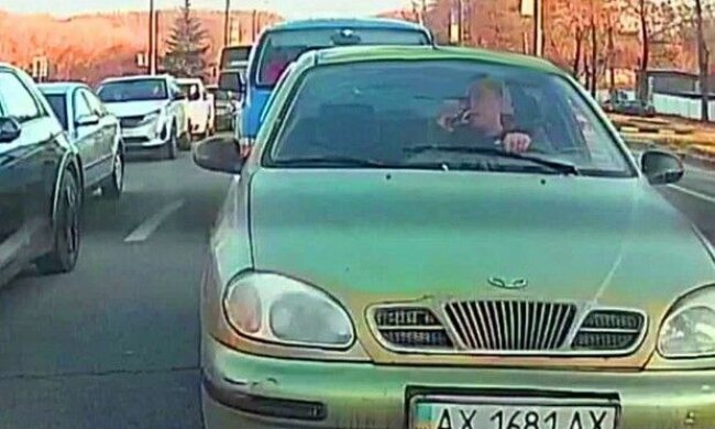 Мужчина одновременно управлял автомобилем и брился, фото: "Kharkiv Journal"