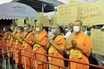 Буддийские монахи подрались с полицейскими