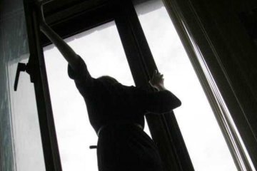 У Рівному жінка намагалася зістрибнути з дев'ятого поверху