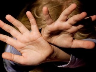 школьники жестоко избили 11-летнюю девочку